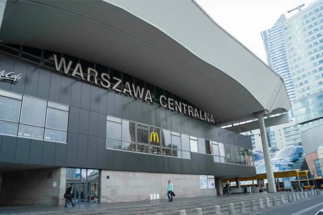 Czy dworzec centralny w Warszawie jest czynny przez całą dobę?