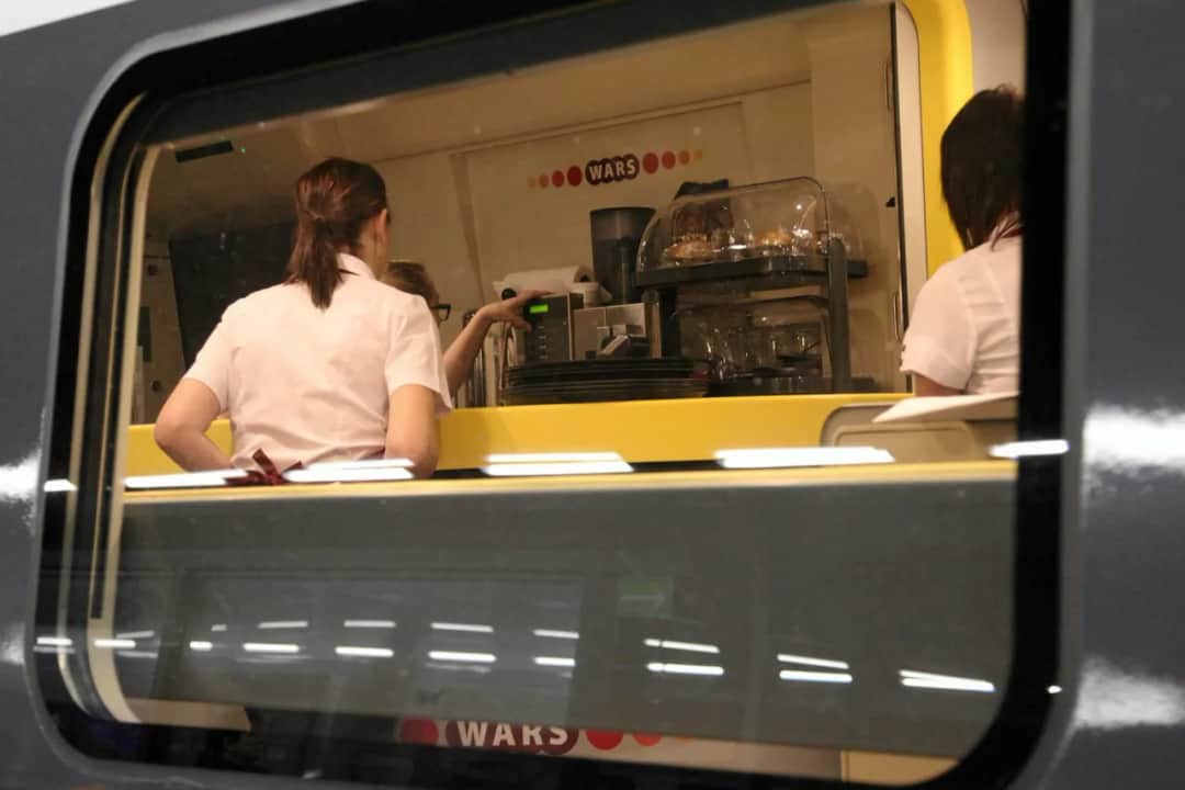 Czy w TLK jest WARS? Sprawdź, gdzie znajdziesz usługi gastronomiczne