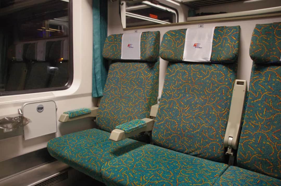 Czy TLK to Intercity? Odkryj różnice i wspólne cechy pociągów