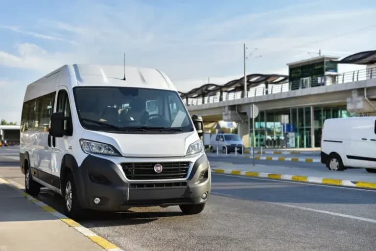 Jak dojechać z lotniska Chopina na Dworzec Zachodni - najlepsze opcje transportu