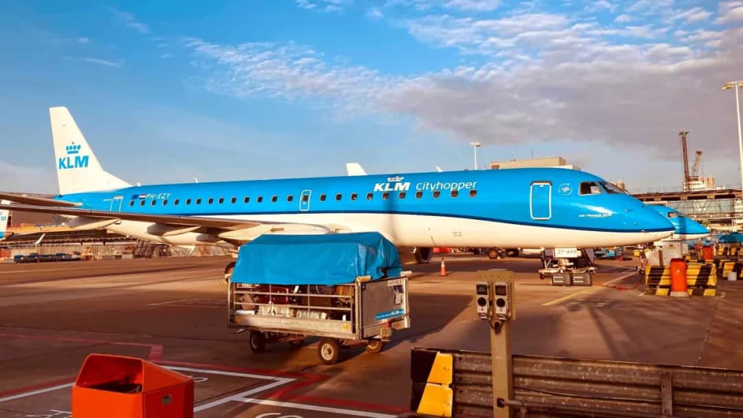 Ile trwa lot do Amsterdamu? Poznaj prawdziwy czas przelotu!