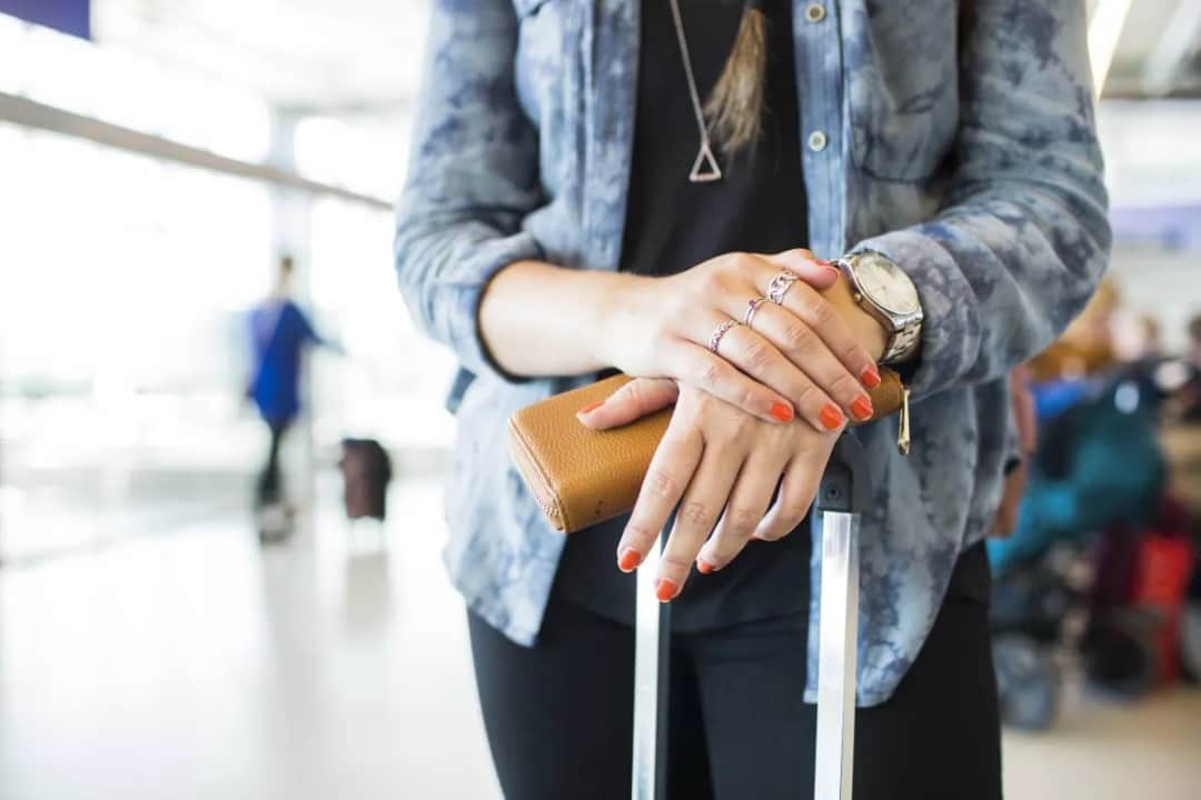 Czy na lotnisku trzeba zdjąć biżuterię? Oto co musisz wiedzieć