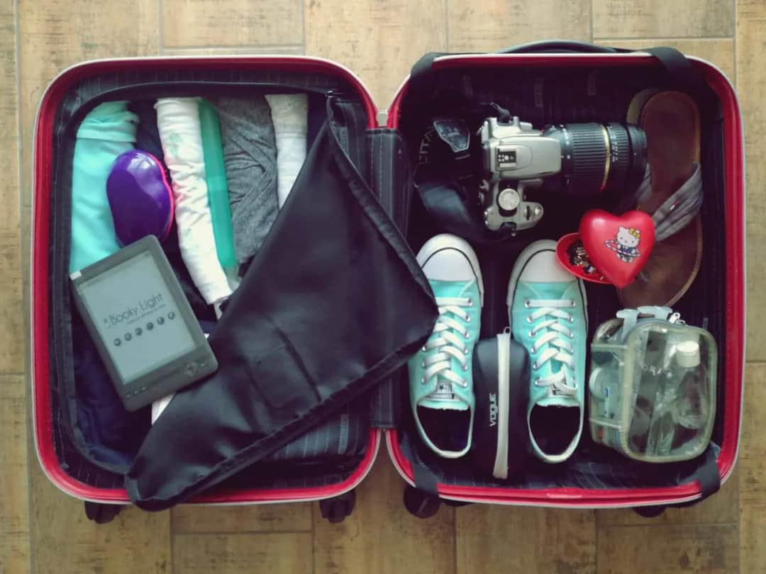 Jak spakować walizkę na wakacje i uniknąć najczęstszych błędów