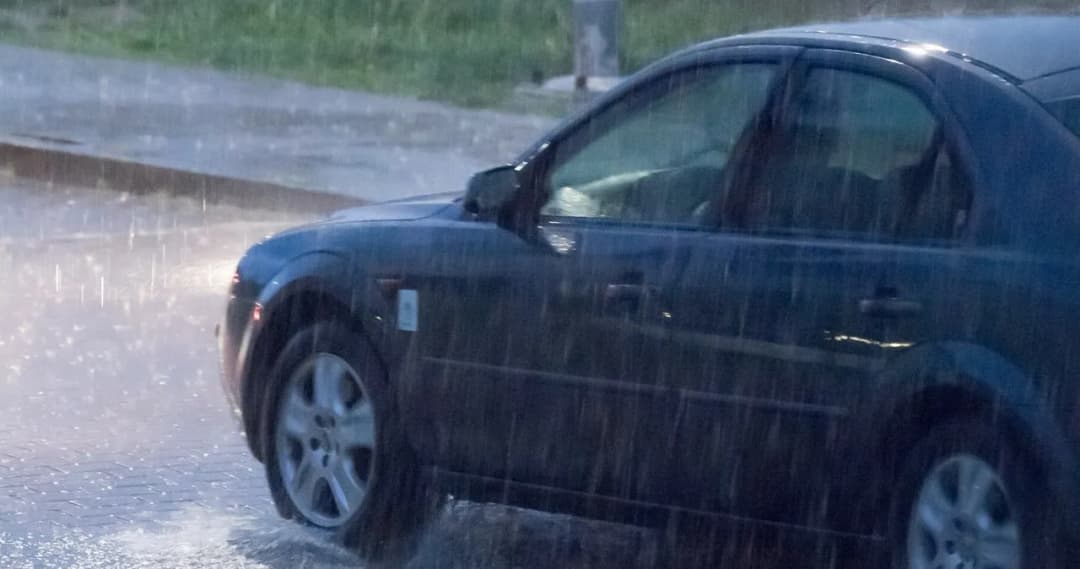 Czy podczas burzy w samochodzie jest bezpiecznie? Oto, co musisz wiedzieć