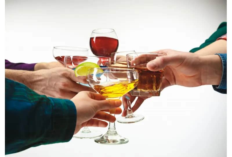 Ile alkoholu można przewieźć do Szwajcarii? Poznaj ważne limity