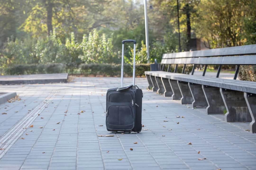 Gdzie wyrzucić walizkę? Sprawdź, jak uniknąć problemów z utylizacją