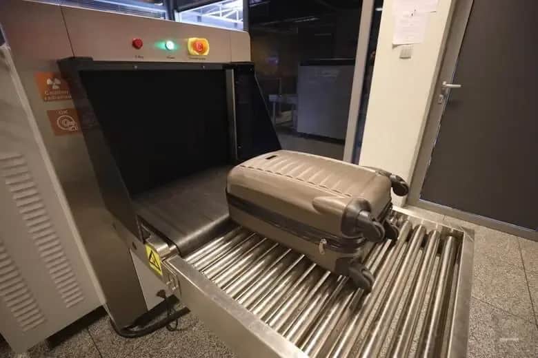 Co piszczy na bramkach na lotnisku i jak uniknąć nieprzyjemności