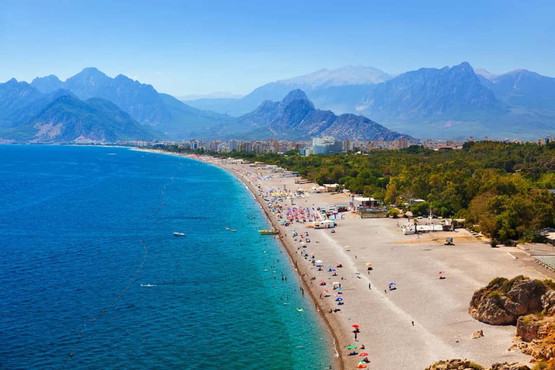 Ile trwa lot z Poznania do Antalyi? Odkryj prawdziwy czas podróży