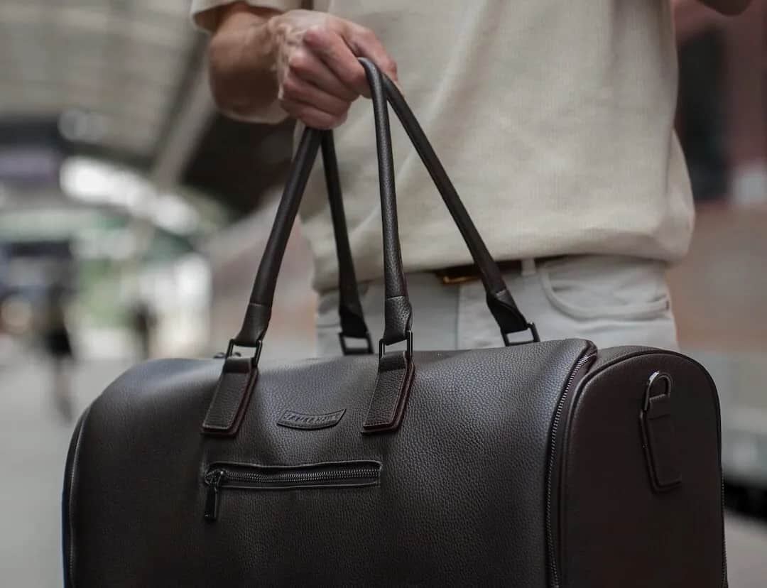 Jak przewieźć garnitur w samolocie, aby uniknąć zagnieceń i uszkodzeń