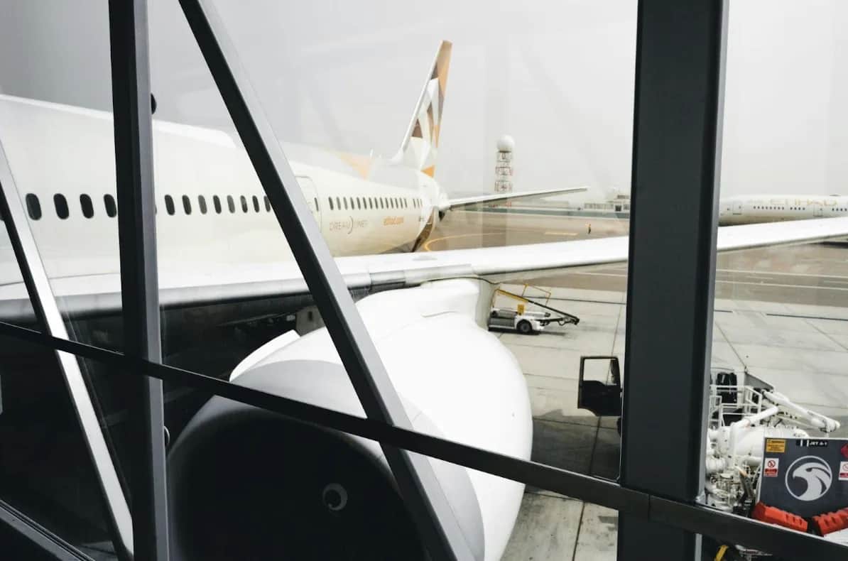 Podróż samolotem bez nudy: Pomysły dla dzieci i dorosłych, jak miło spędzić czas na pokładzie