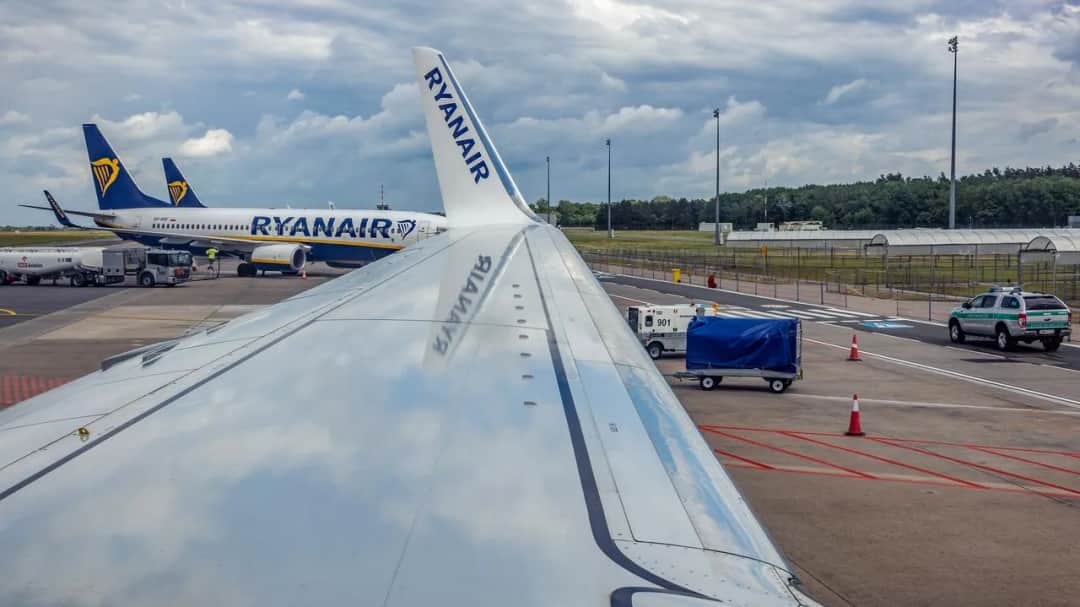 Czy w samolocie trzeba mieć maseczkę Ryanair? Sprawdź aktualne zasady